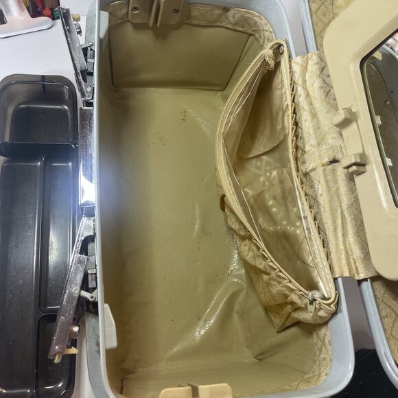 Vintage Samsonite Train Case Red Cosmetic Makeup Tray Mirror Hard Luggage No Key - Picture 9 of 16